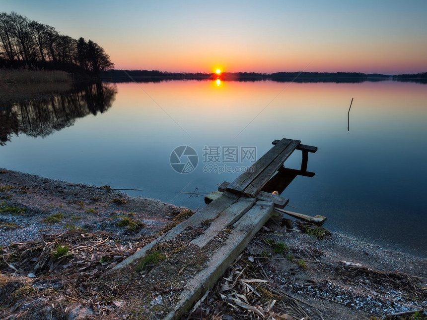 日落时景美丽的湖景图片