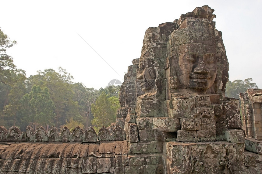 背景是森林巴戎寺是吴哥的一座富丽堂皇的高棉寺庙它建于12世纪末和13世图片
