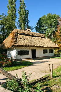 古老的乌克兰传统农村小屋秋图片