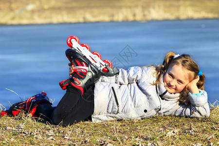 穿溜冰鞋的年轻女孩图片