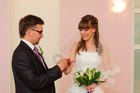新婚夫妇在签约仪式上背景图片
