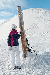 年轻女子在冬季山上打滑雪比赛时的优图片