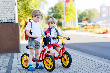两个小兄弟姐妹孩子在城市度假户外玩自行车兄弟孩子图片