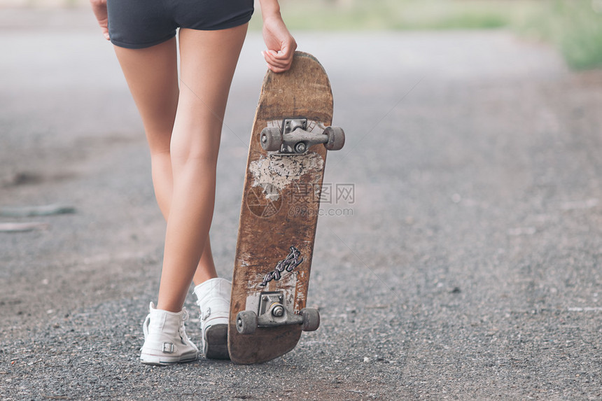 漂亮的滑板女孩图片
