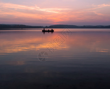 美丽的风景与日落后的湖泊宁静的场景图片