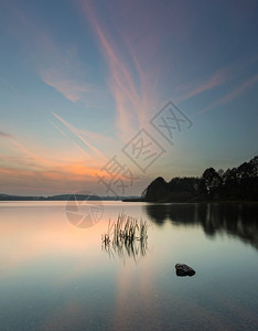 美丽的风景与日落后的湖泊宁静的场景图片
