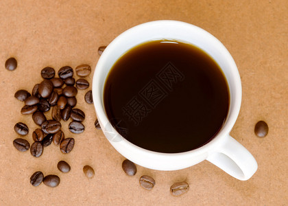 咖啡和咖啡豆木制背景上图片