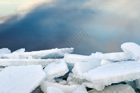 河边的冰雪图片
