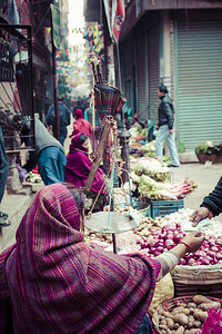 街头商贩在尼泊尔加德满都的Thamel销售他图片