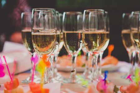 在庆祝活动中装满香槟的婚礼眼镜图片