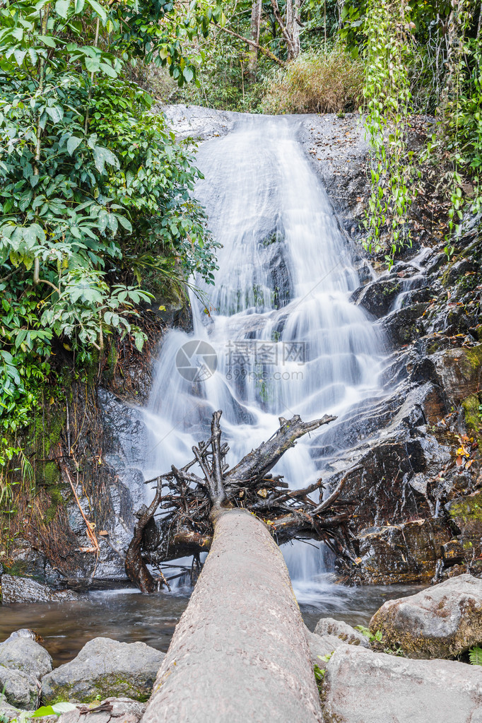 Sirithan瀑布或Namtok图片
