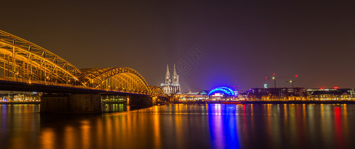 科隆大教堂和Hohenzolren桥在夜幕全景图片