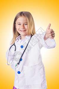 黄色医生服装的小女孩图片