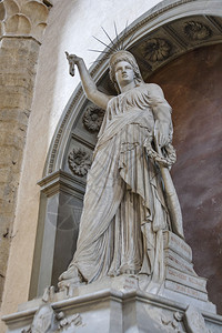 意大利佛罗伦萨圣十字教堂的皮奥费迪自由女神像图片