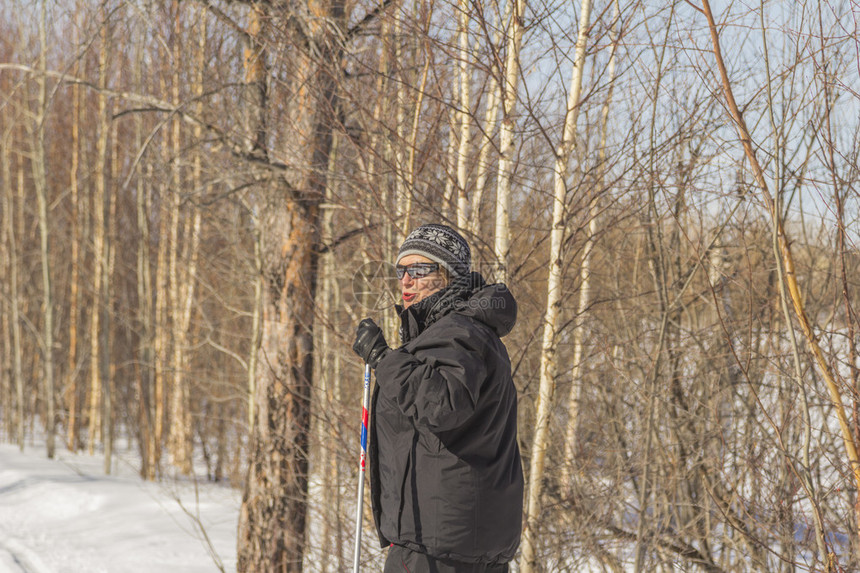 秋冬季森林滑雪日的女人图片