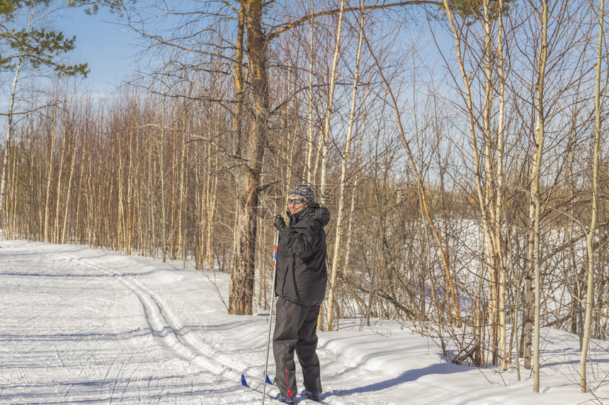 秋冬季森林滑雪日的女人图片