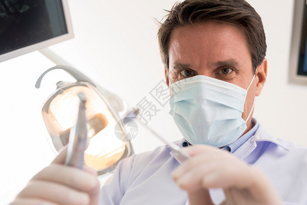 牙医治疗牙齿病人的观点图片