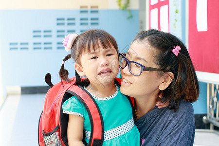 儿童和母亲哭第一天去学前班学校图片