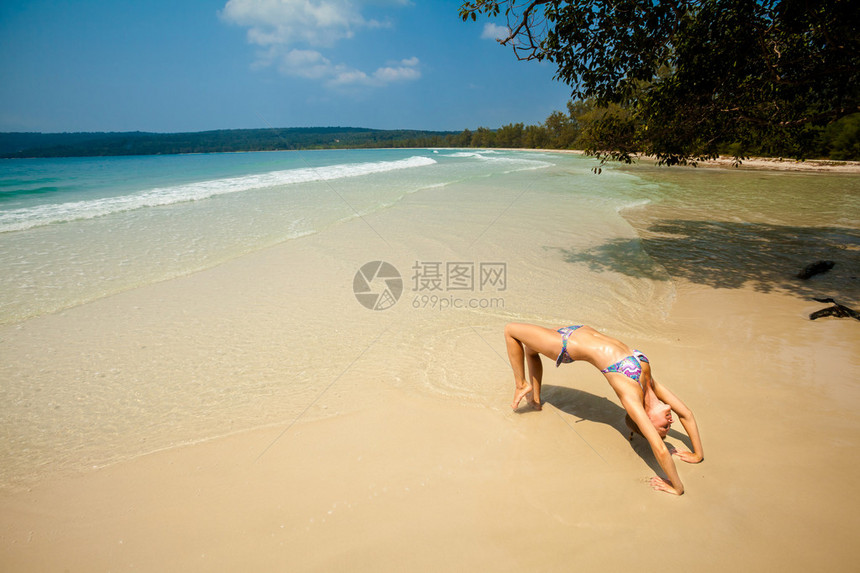 夏季在柬埔寨热带高岛沙滩上做瑜伽暑期班Chakraas图片