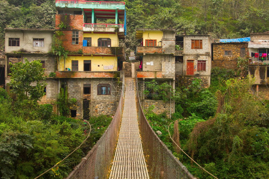 尼泊尔的悬浮桥上挂绳吊桥公园里有多图片