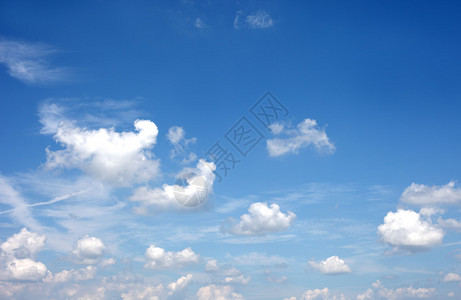 蓝天中的白色积云图片