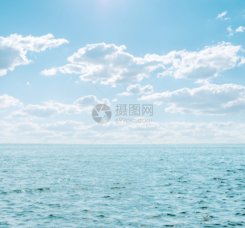 淡蓝色的大海和多云的天空图片