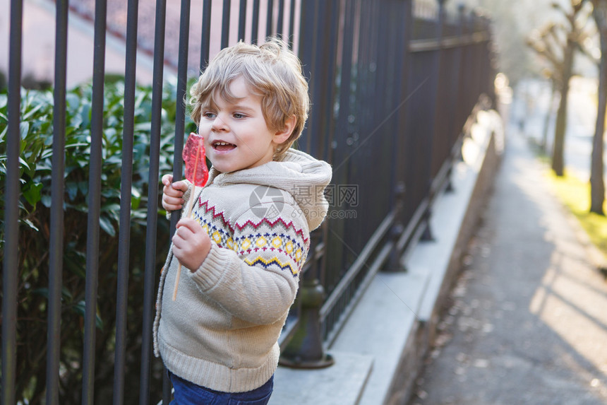 在春城户外玩得开心的两年幼童小caucasianTidlerboyoftwo图片