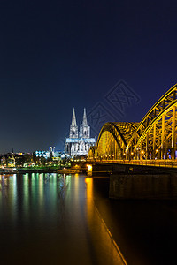 晚上Hohenzollern桥和科隆大教堂在德国图片