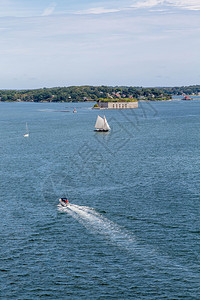 游艇和帆船在波特兰湾附近背景中图片