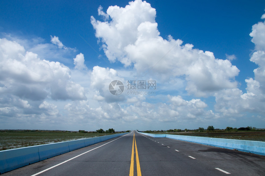 空旷的道路与蓝天图片