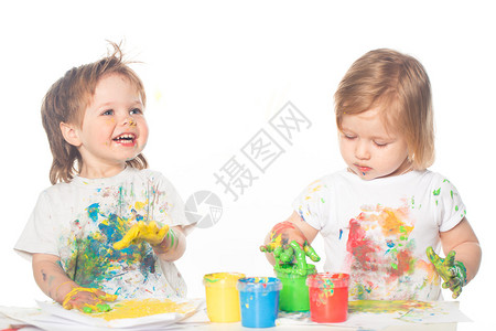 小男孩和女孩玩颜料图片