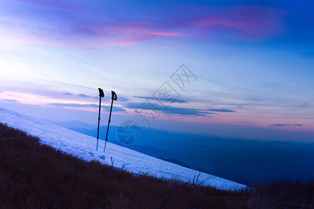 山上多姿彩的冬天日出滑图片