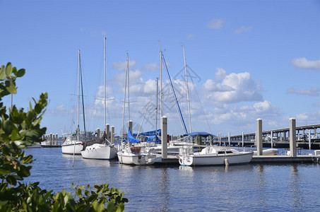 米耶斯马里纳堡充满了佛罗里达州卡卢萨哈奇河上的各种船轮图片