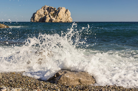 海中有海浪和泡沫岩石景观图片