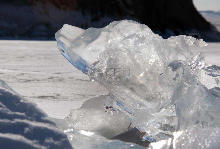 冬天贝加尔湖表面的冰厚约一米冰面的裂缝冰暴使用图片