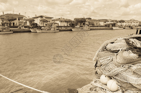 渔网背景中的渔船复古图片