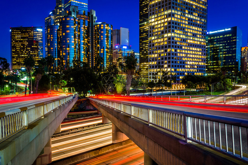 110号高速公路上的桥和金融区大楼晚上在加利福尼亚州洛杉矶的夜幕图片