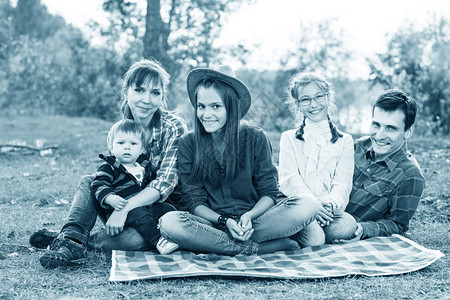 幸福的家庭在户外野餐图片