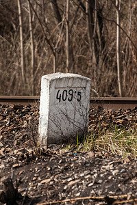 路程标志通往林边铁路的距离图片