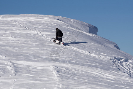 滑雪运动员在雪山上爬图片