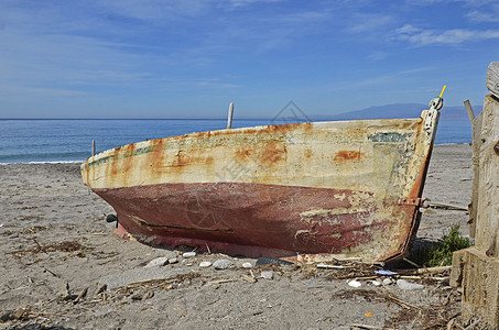 海滩上的旧船图片
