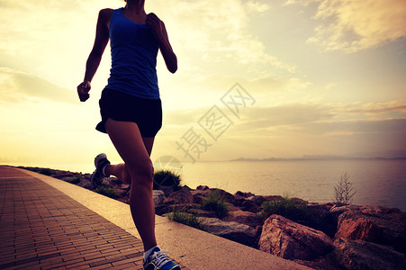 女运动员在海边奔跑图片