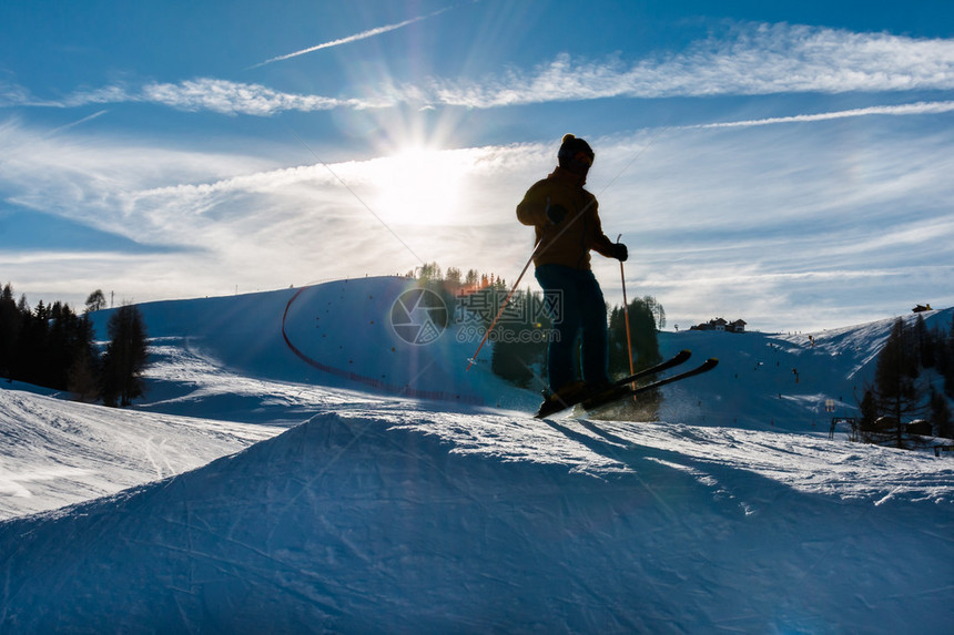 山雪公园的自由式滑雪跳跃冬季图片