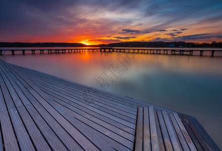 美丽的湖面景色与活跃的日落背景图片