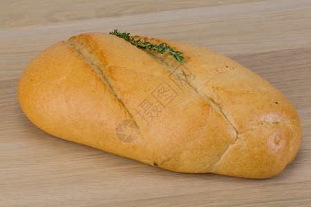木背景上带百里香的法式面包图片