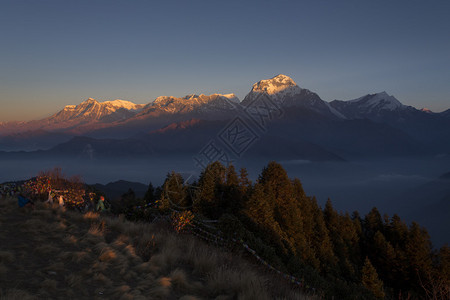 喜马拉雅山景日出时从PoonHill图片