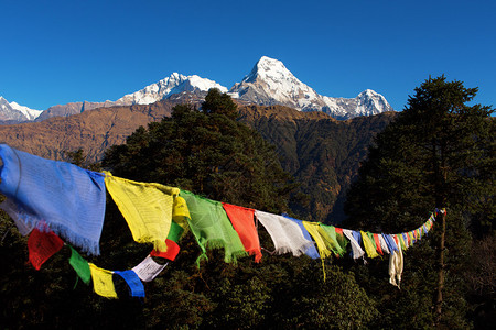 佛教经幡和喜马拉雅山高清图片