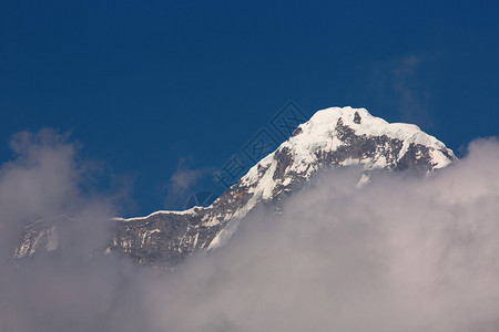 尼泊尔喜马拉雅山的安纳普尔纳南峰从安纳普尔纳大本营看去图片