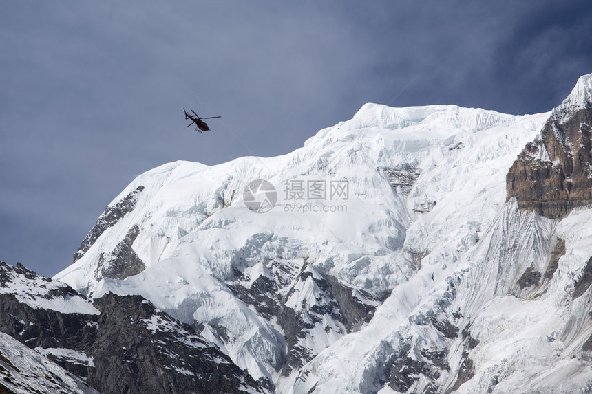 喜马拉雅山救援直升机从Annapurn图片