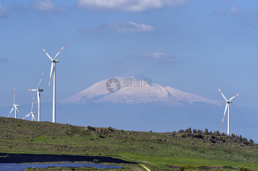 ITALY西里卡塔尼亚省农村年生能源涡轮机和太阳能电池板背景为伏尔图片